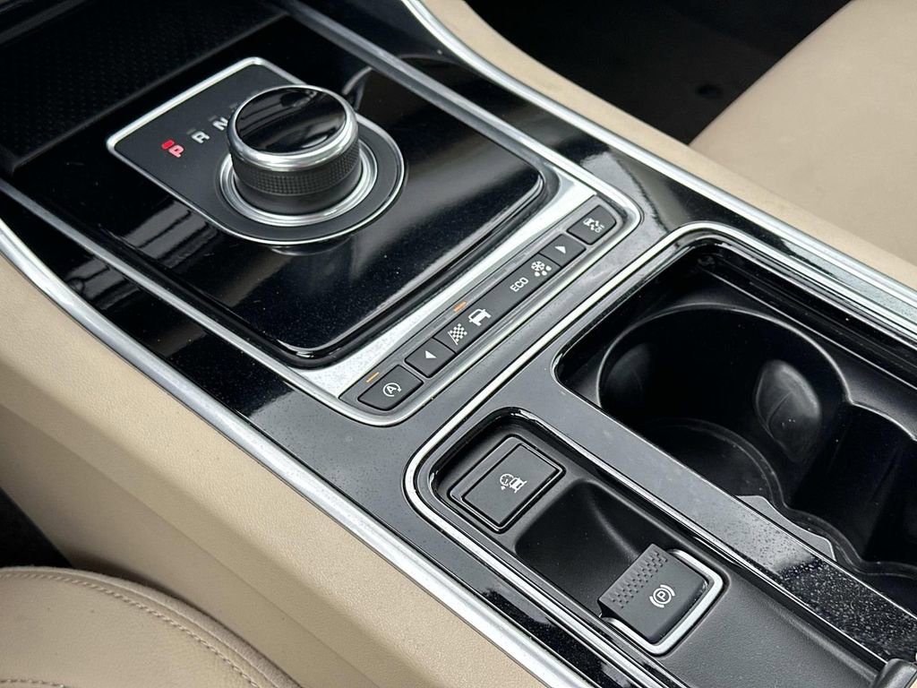 Used 2017 Jaguar XF Premium RWD image 33