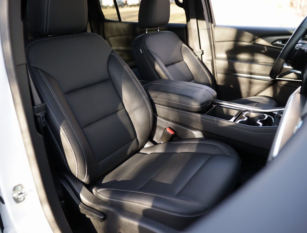 Used 2025 Chevrolet Traverse LT image 33