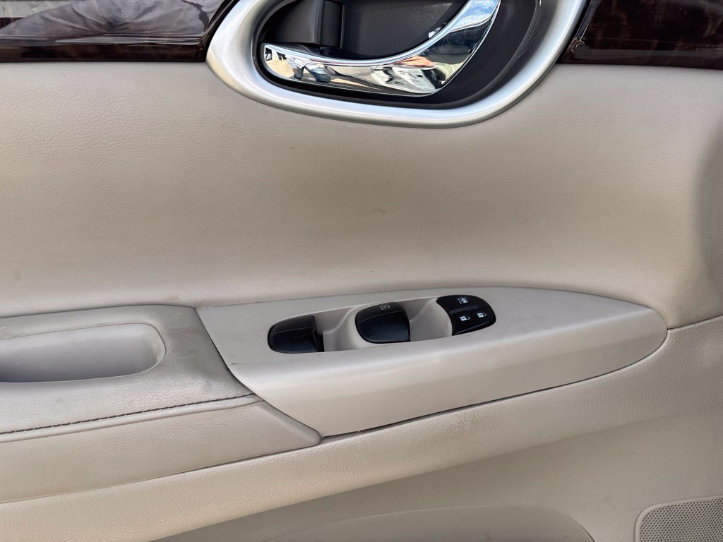 Used 2015 Nissan Sentra SL w/ SL Premium Package FWD image 9