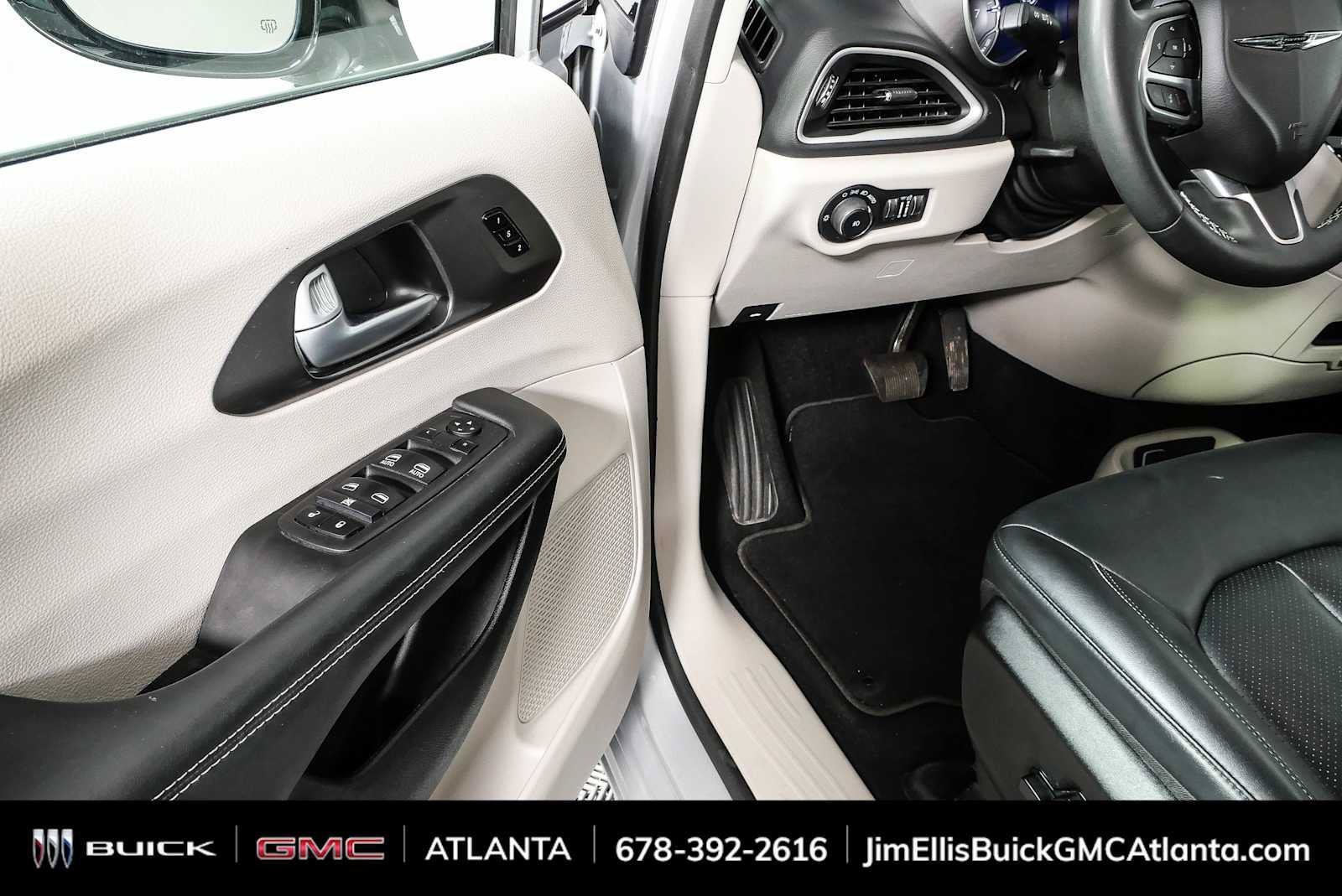 Used 2024 Chrysler Pacifica Touring-L FWD image 7