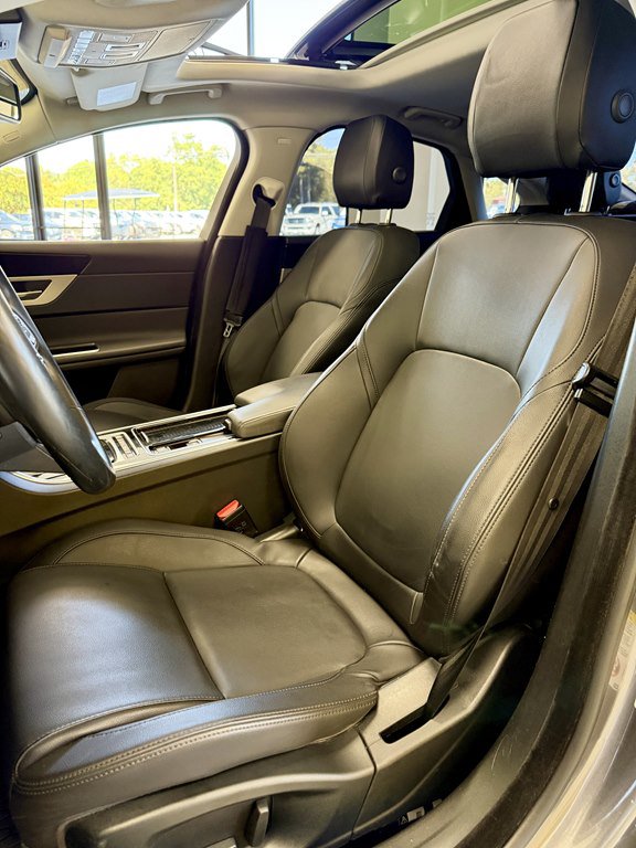 Used 2018 Jaguar XF Premium AWD/4WD image 13