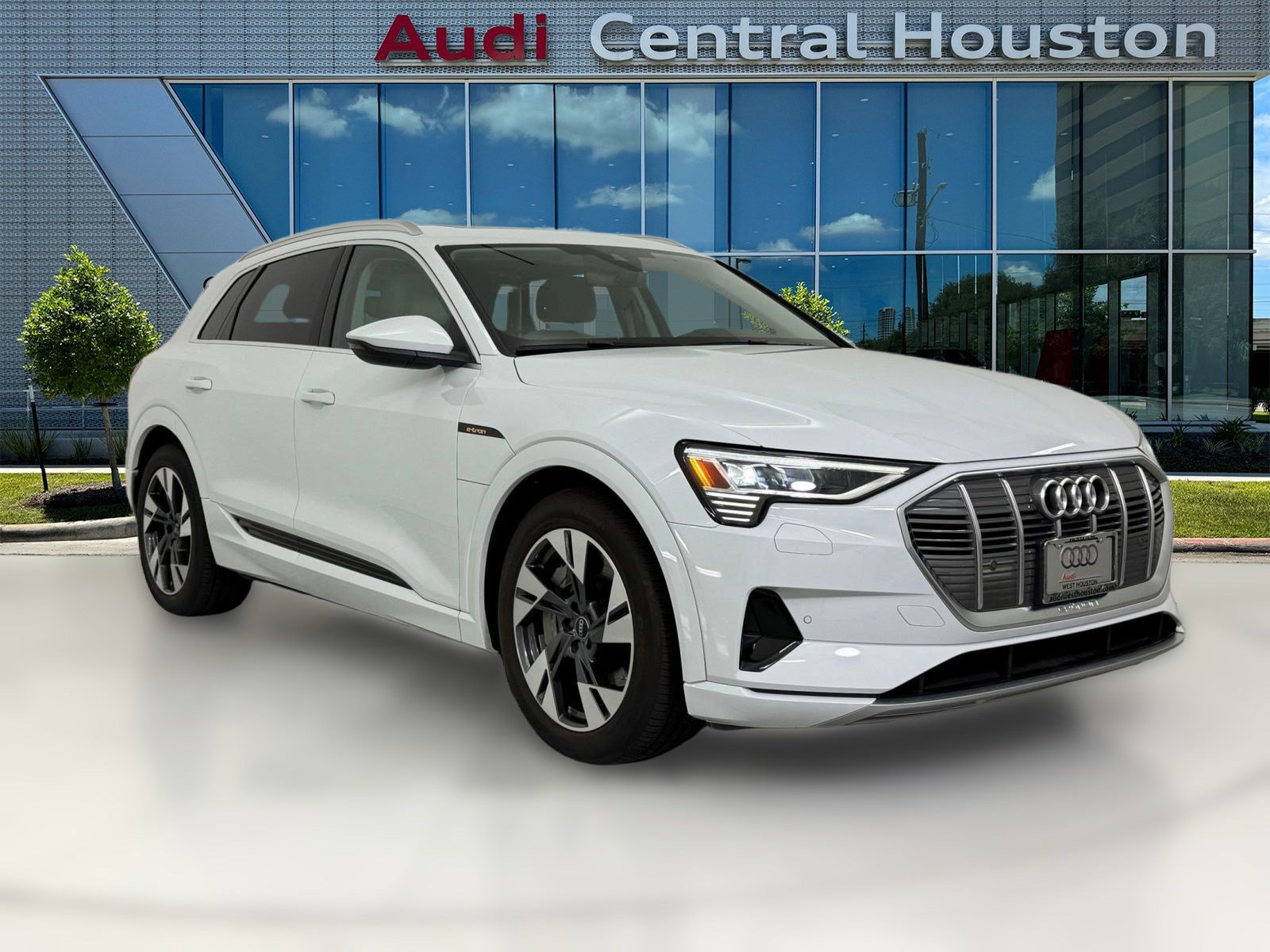 Used 2022 Audi e-tron Premium w/ Interior Protection Package image 7