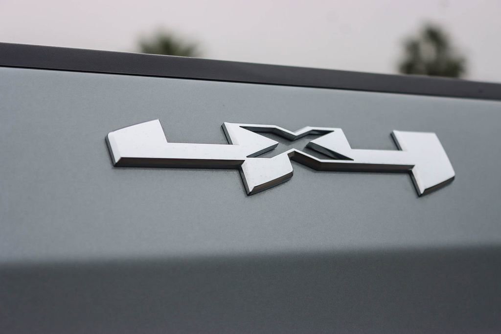 Used 2025 GMC Sierra 1500 Elevation image 11