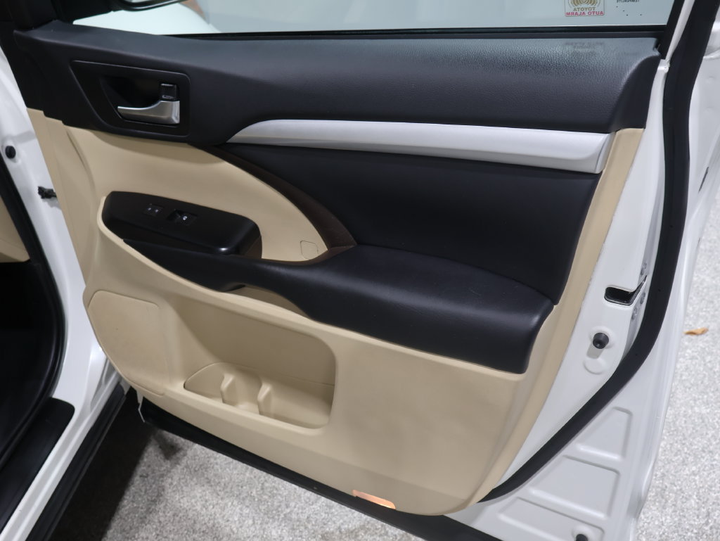 Used 2018 Toyota Highlander XLE AWD/4WD image 27