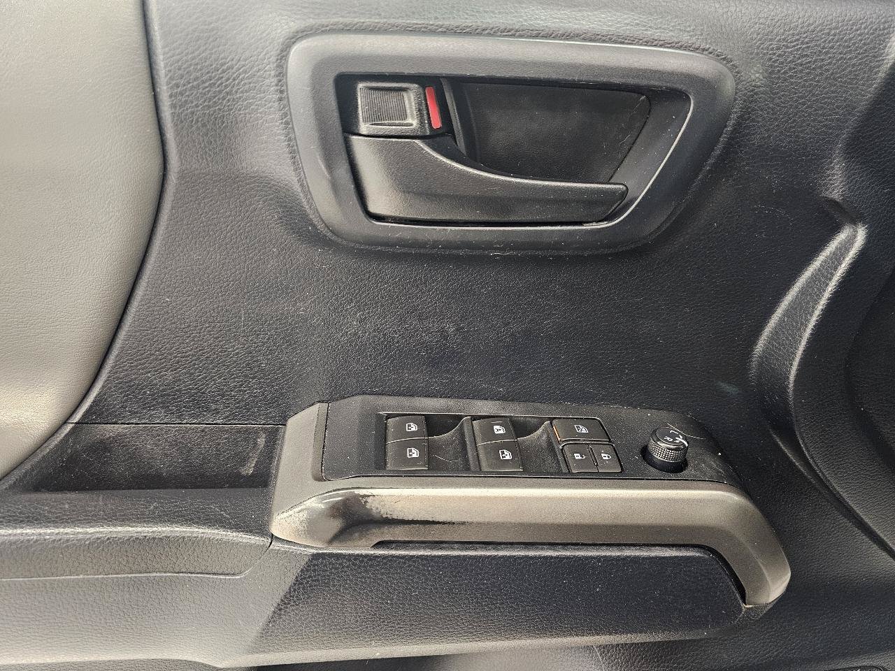 Used 2019 Toyota Tacoma SR5 AWD/4WD image 10