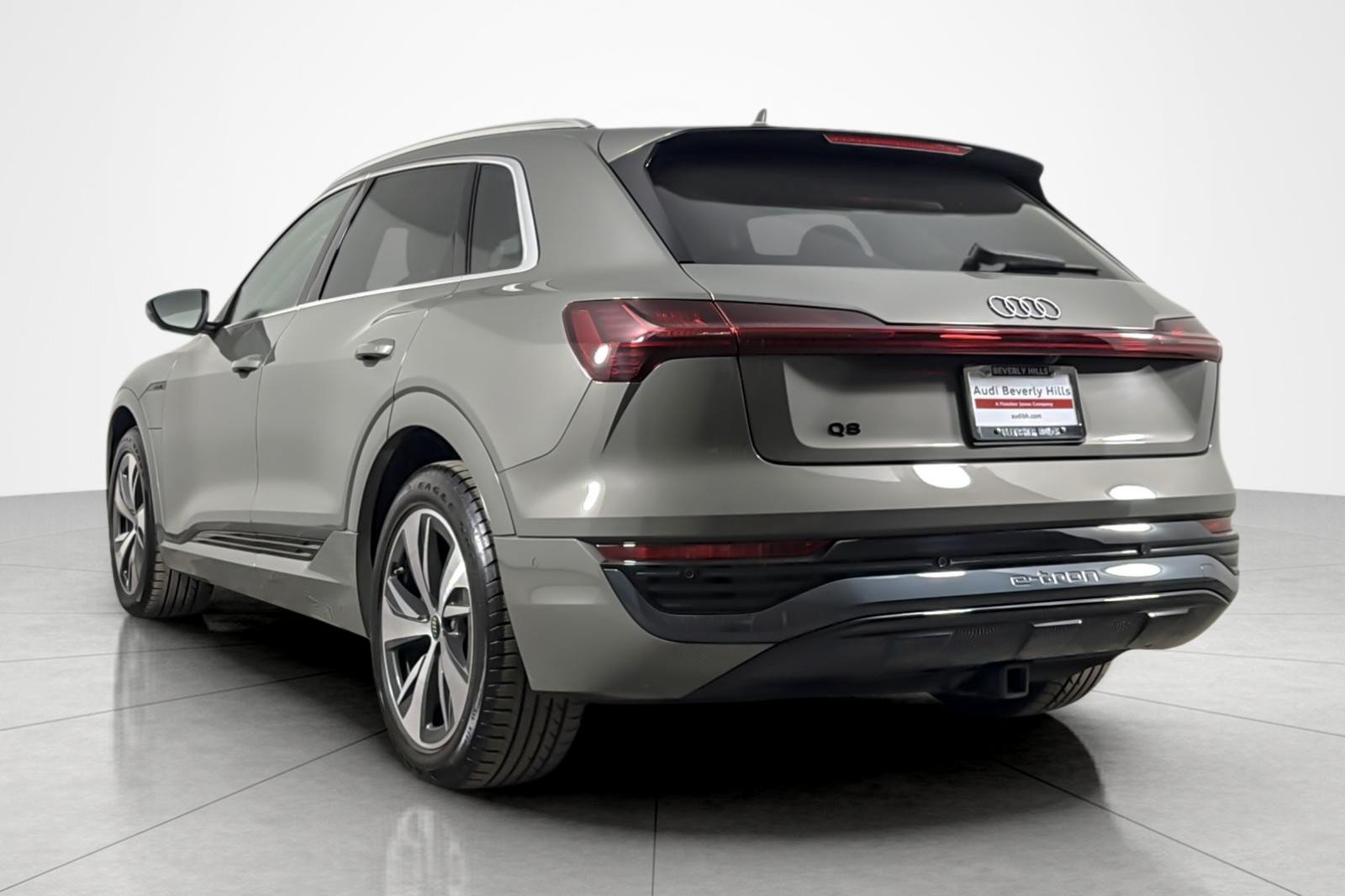 Used 2024 Audi Q8 e-tron Prestige w/ Prestige Package AWD/4WD image 3