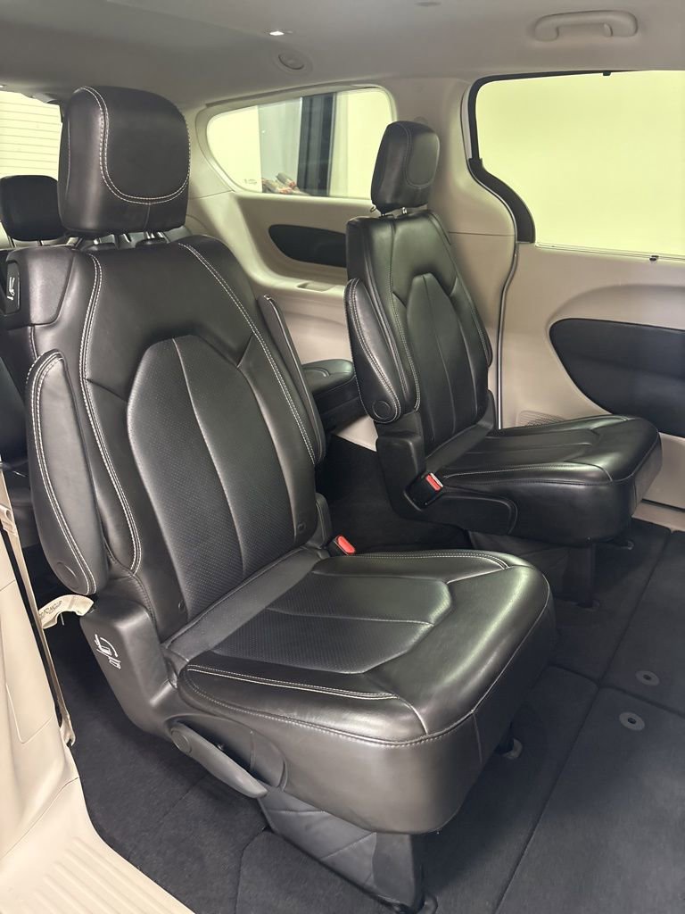 Used 2023 Chrysler Pacifica Touring-L FWD image 32