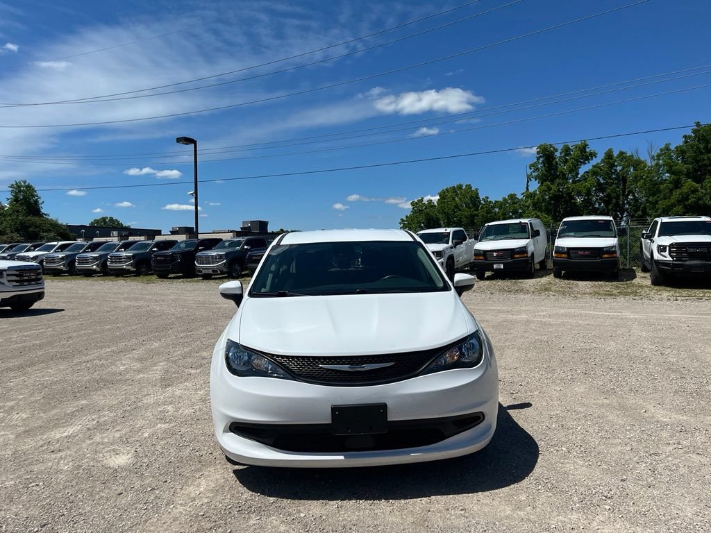 Used 2023 Chrysler Voyager LX FWD image 3