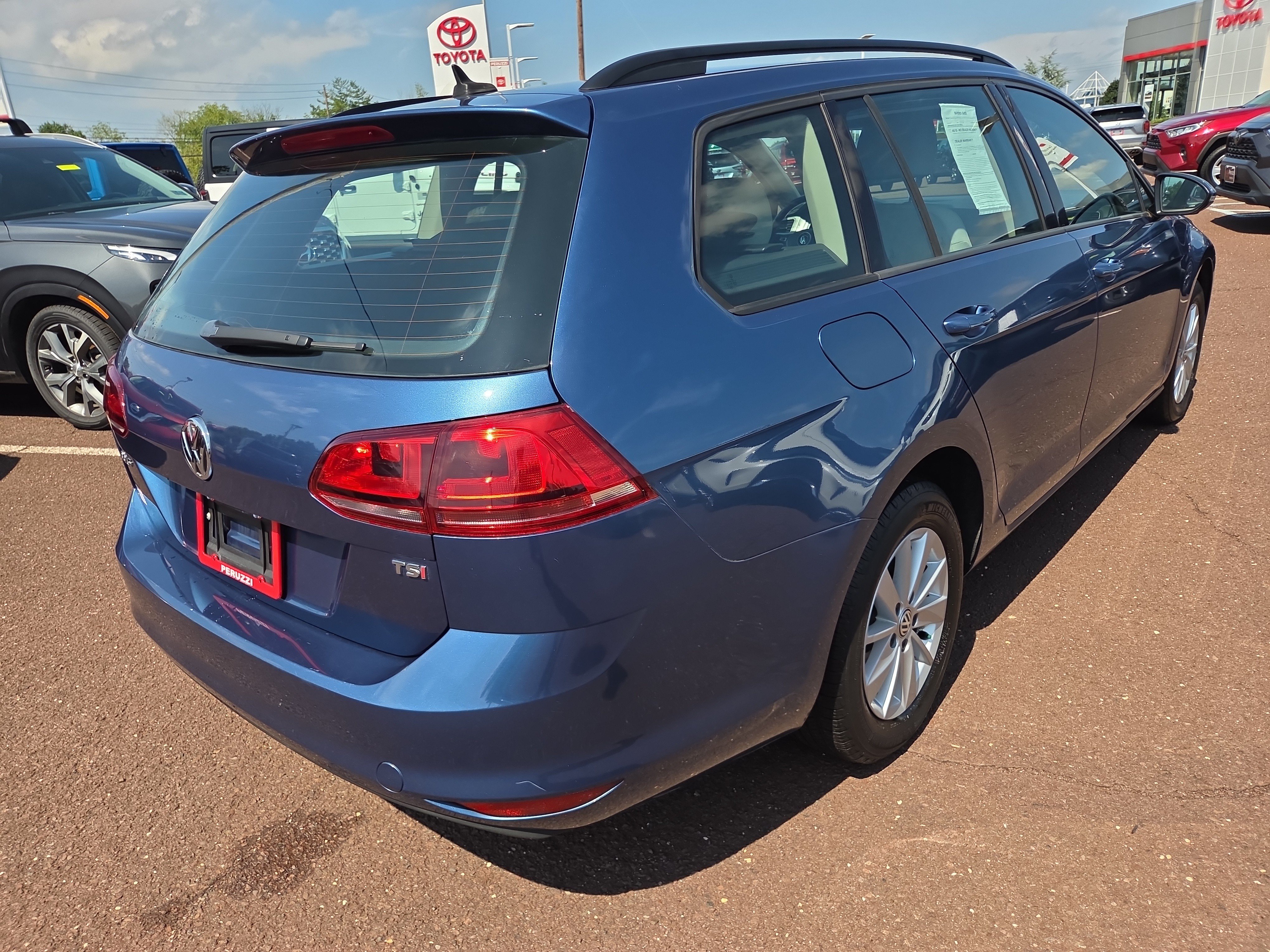 Used 2016 Volkswagen Golf S FWD image 3