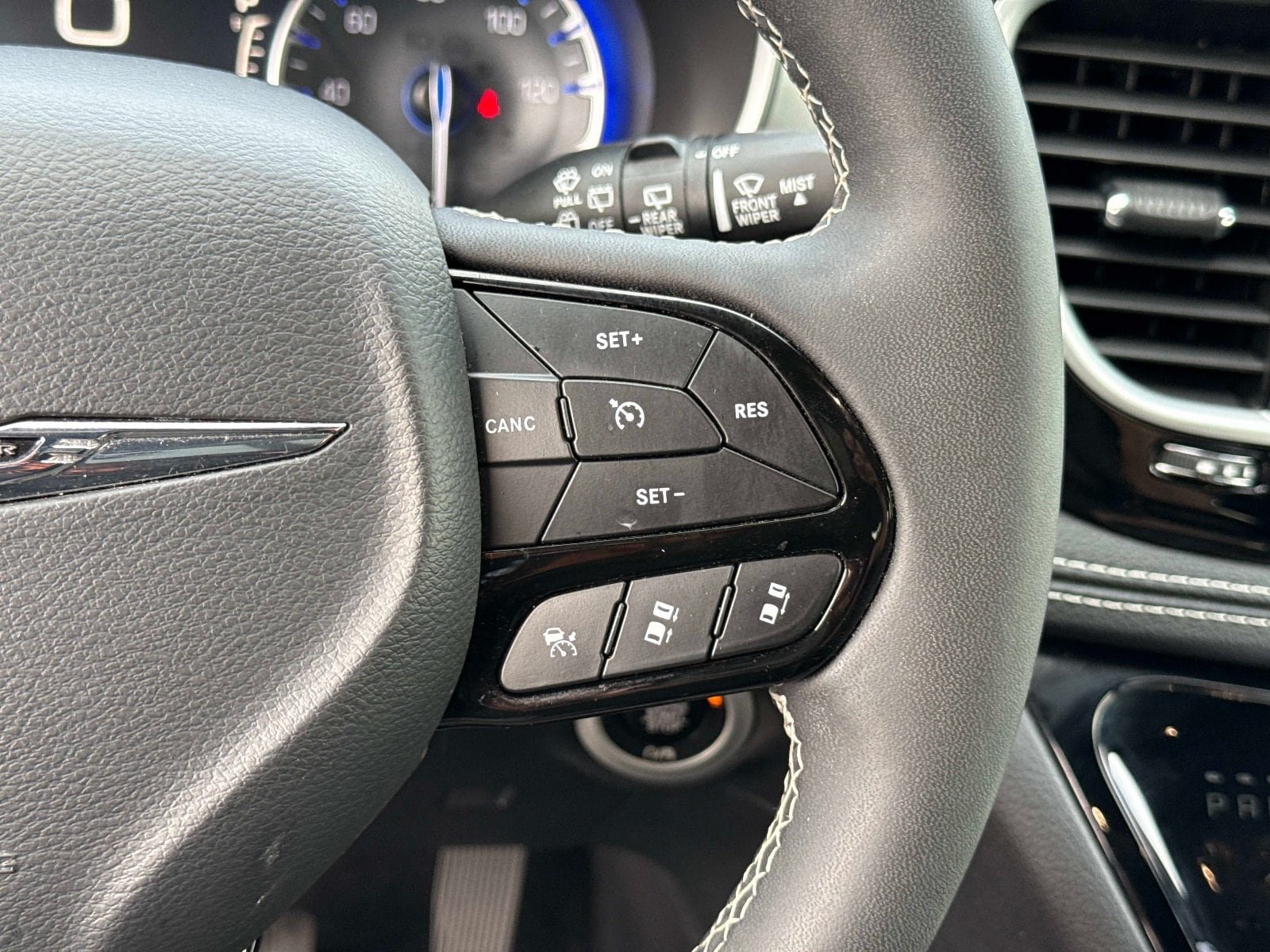 Used 2025 Chrysler Pacifica Limited FWD image 30