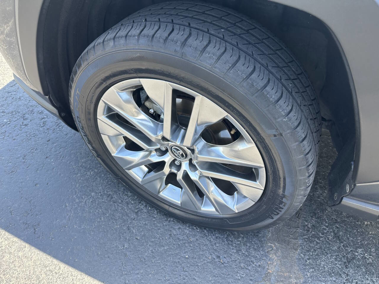 Used 2020 Toyota RAV4 XLE Premium FWD image 9