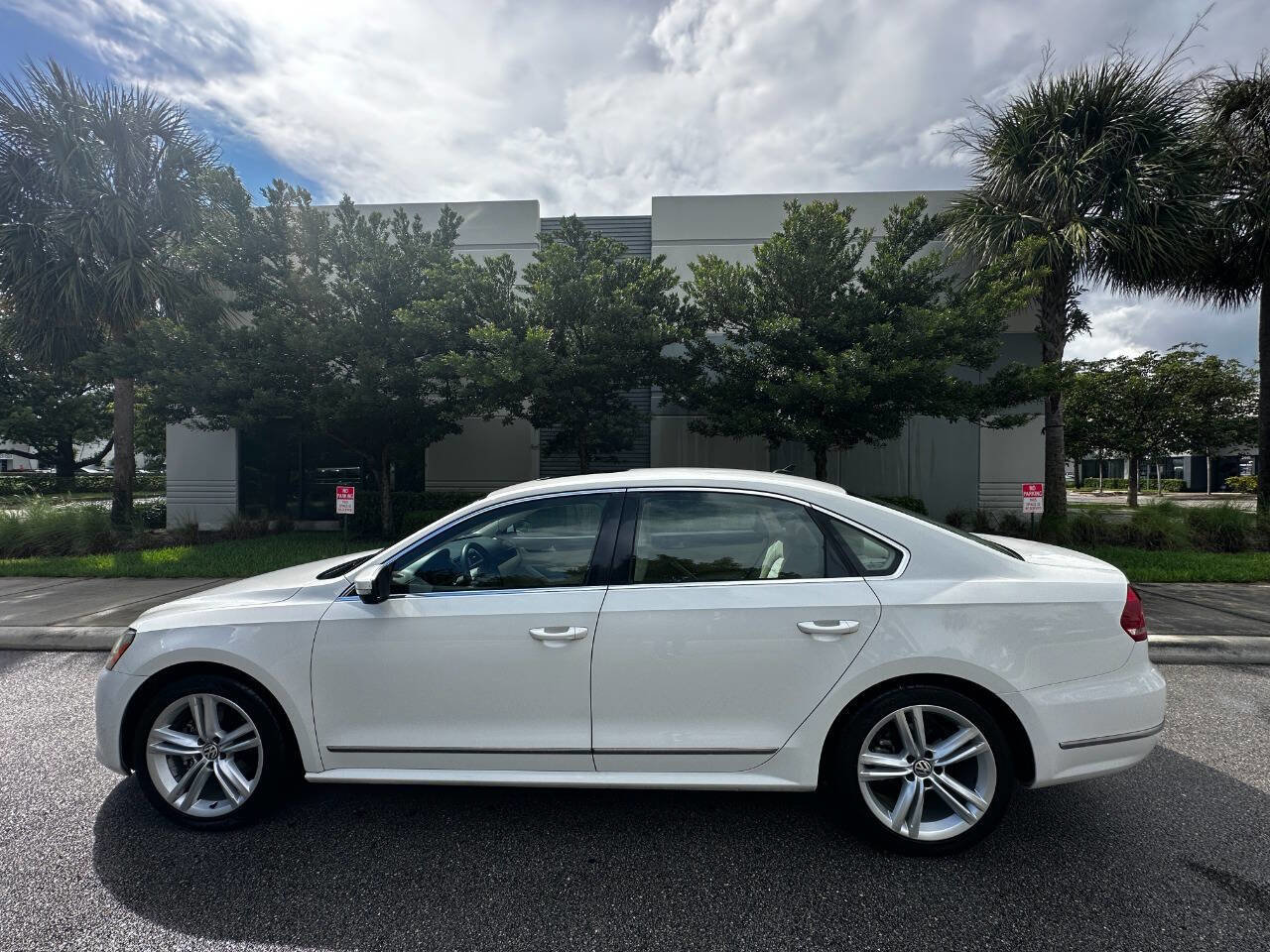 Used 2014 Volkswagen Passat 1.8T SEL Premium image 4