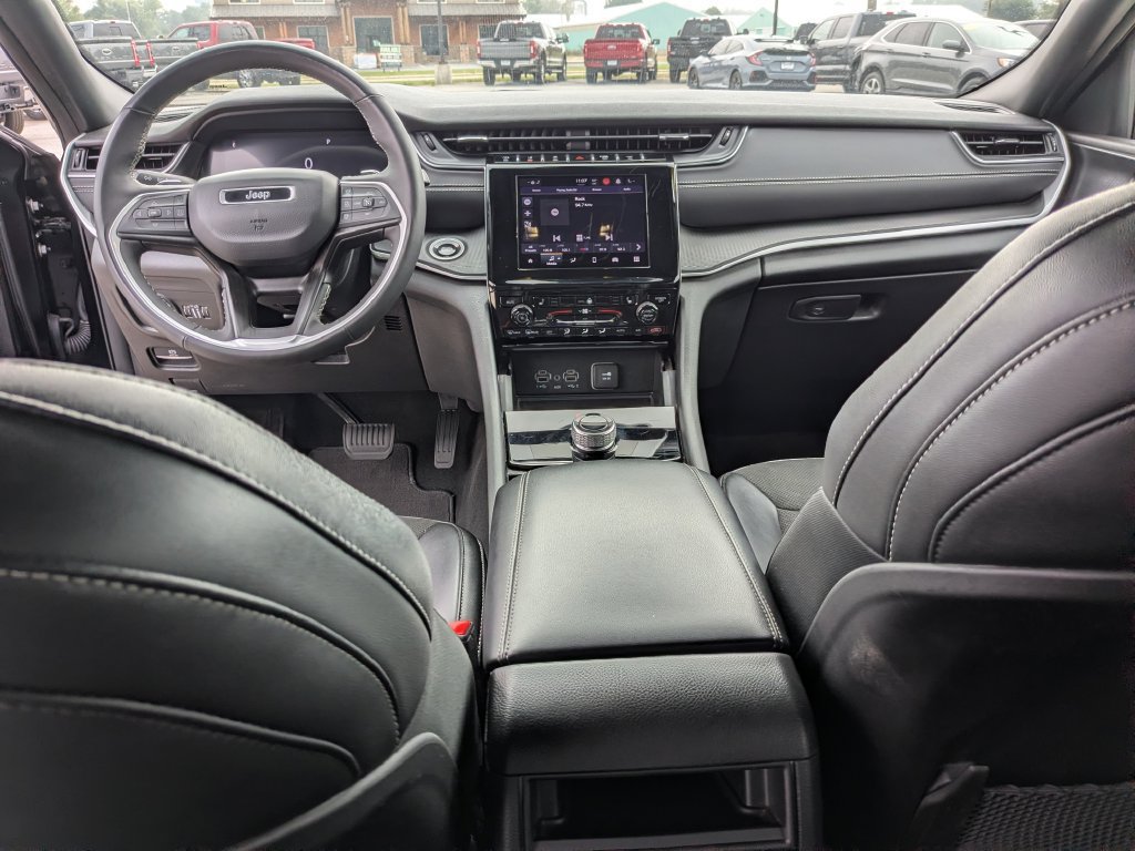 Used 2025 Jeep Grand Cherokee Altitude AWD/4WD image 12