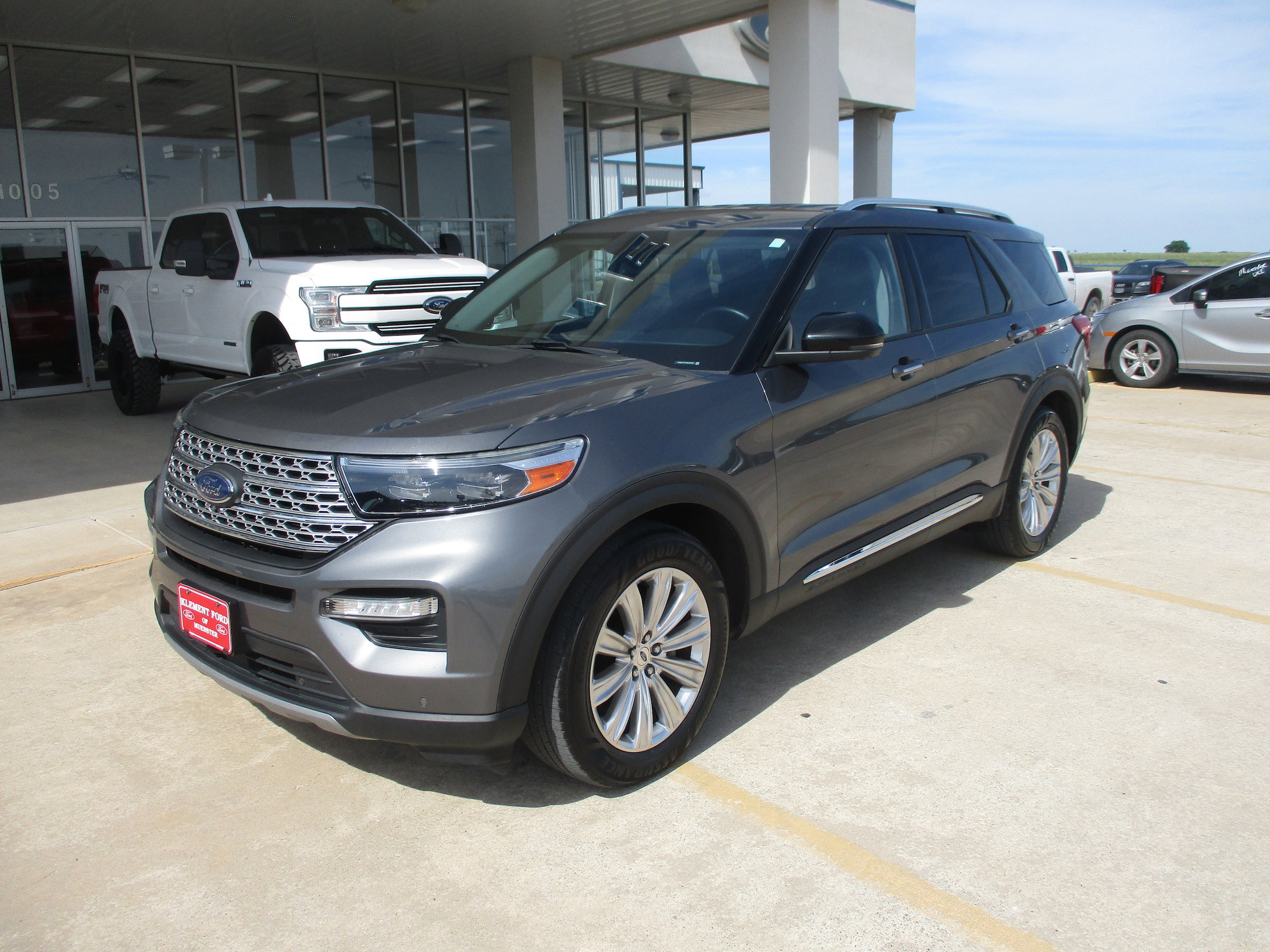 Used 2021 Ford Explorer Limited w/ Equipment Group 301A RWD image 2