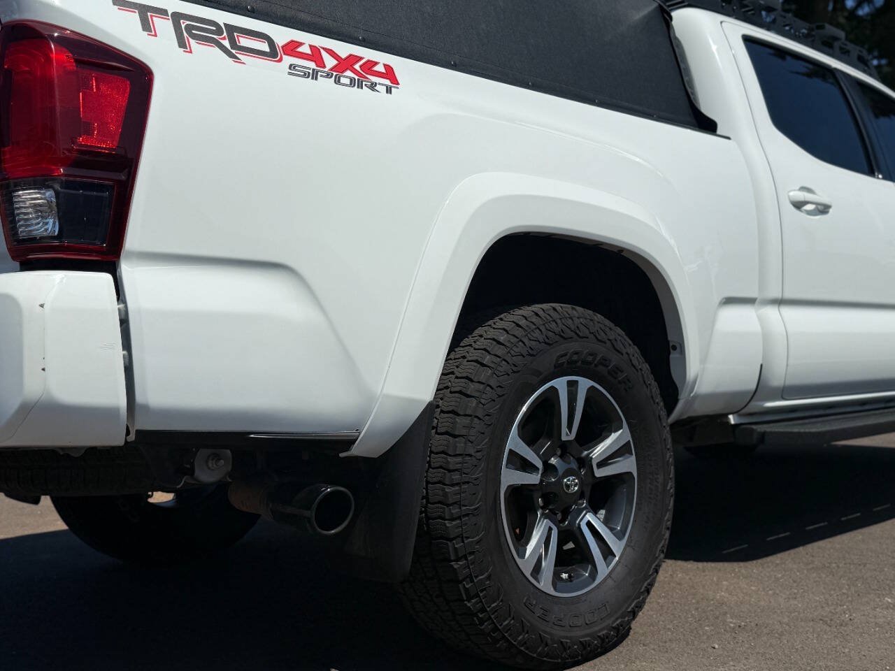 Used 2019 Toyota Tacoma TRD Sport w/ TRD Premium Sport Package AWD/4WD image 19