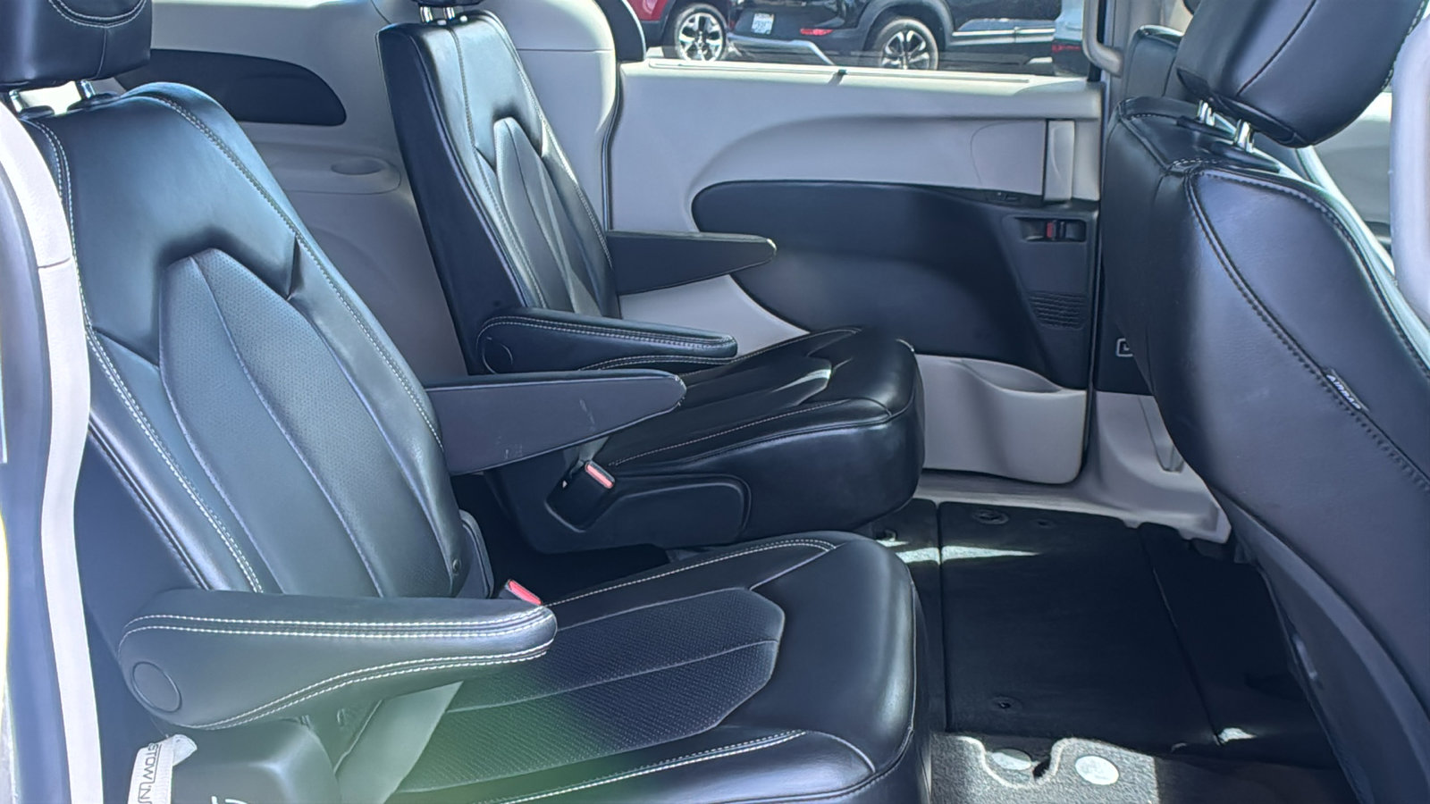 Used 2023 Chrysler Pacifica Touring-L image 18