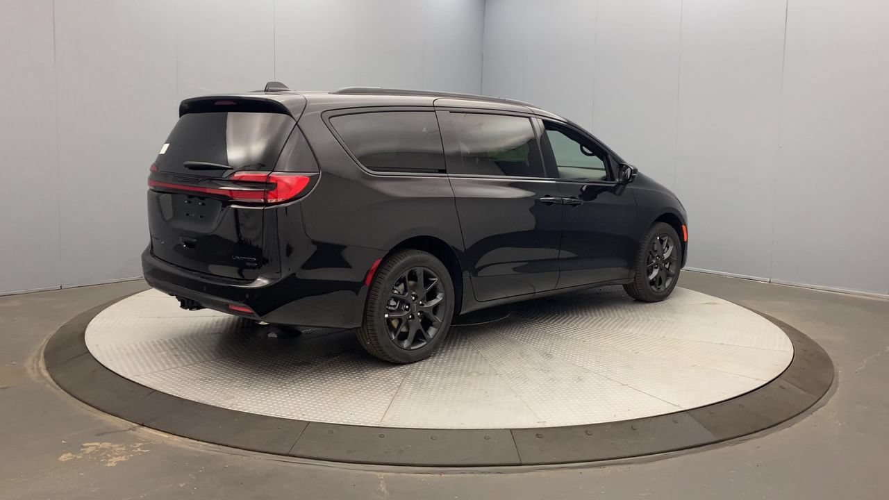 New 2027 Chrysler Pacifica Limited w/ Family Tech Group AWD/4WD image 5