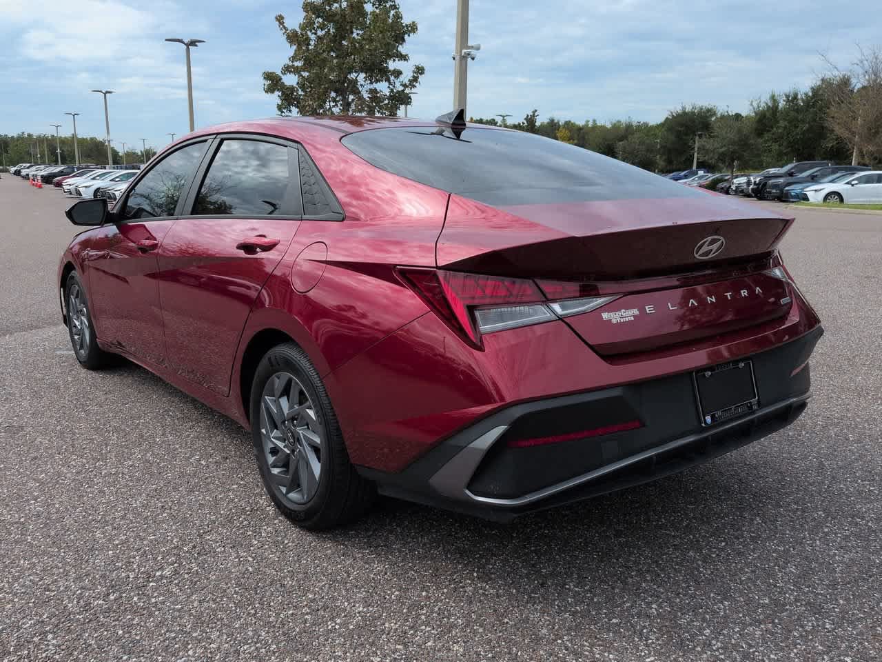 Used 2024 Hyundai Elantra Blue FWD image 4