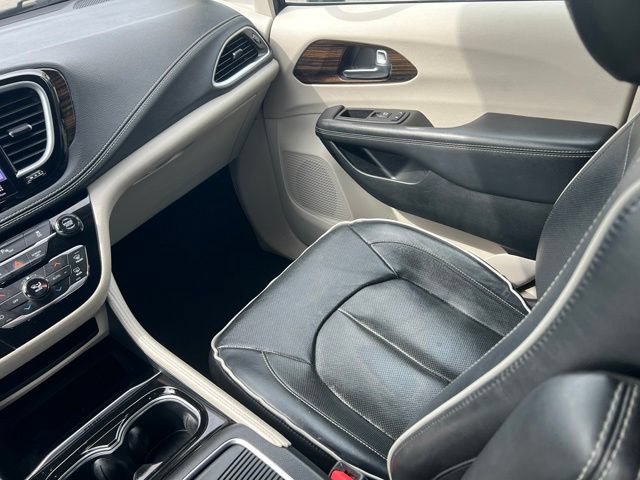 Used 2023 Chrysler Pacifica Limited FWD image 13
