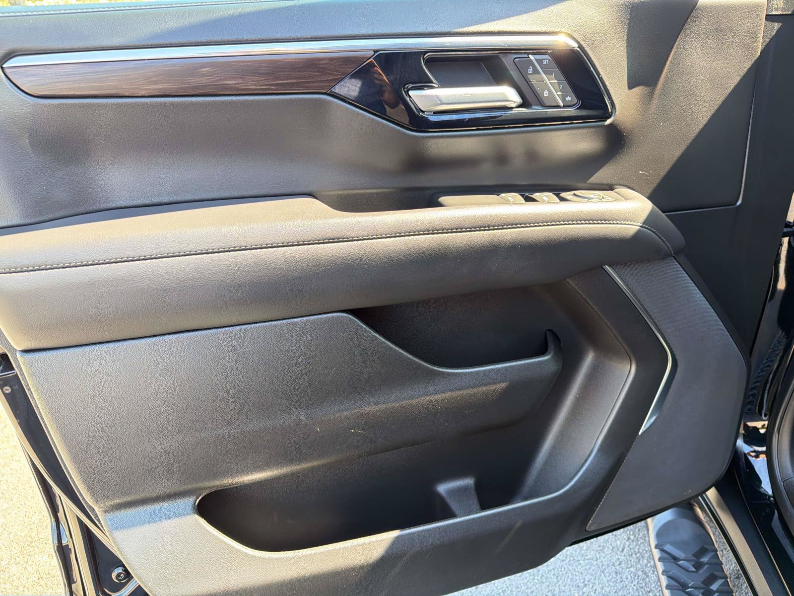 Used 2025 Chevrolet Tahoe Z71 AWD/4WD image 32