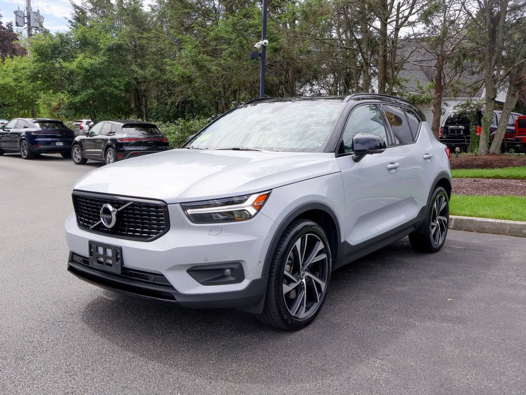 Used 2022 Volvo XC40 T5 R-Design w/ Advanced Package