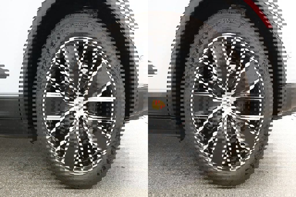 Used 2025 Porsche Macan Electric w/ Premium Package image 7