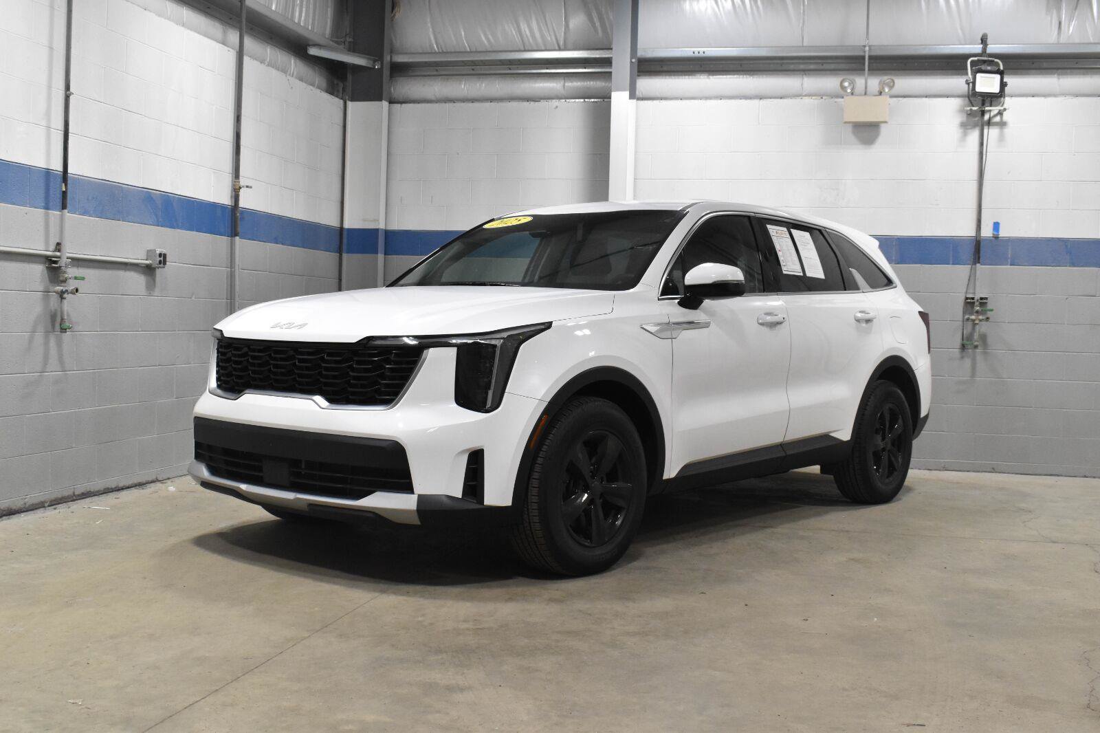 Used 2025 Kia Sorento LX FWD image 2