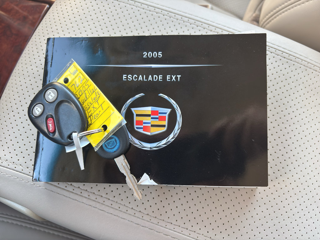 Used 2005 Cadillac Escalade EXT AWD/4WD image 18
