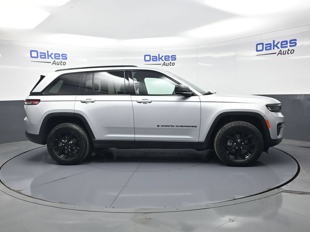 Used 2024 Jeep Grand Cherokee Altitude RWD image 8