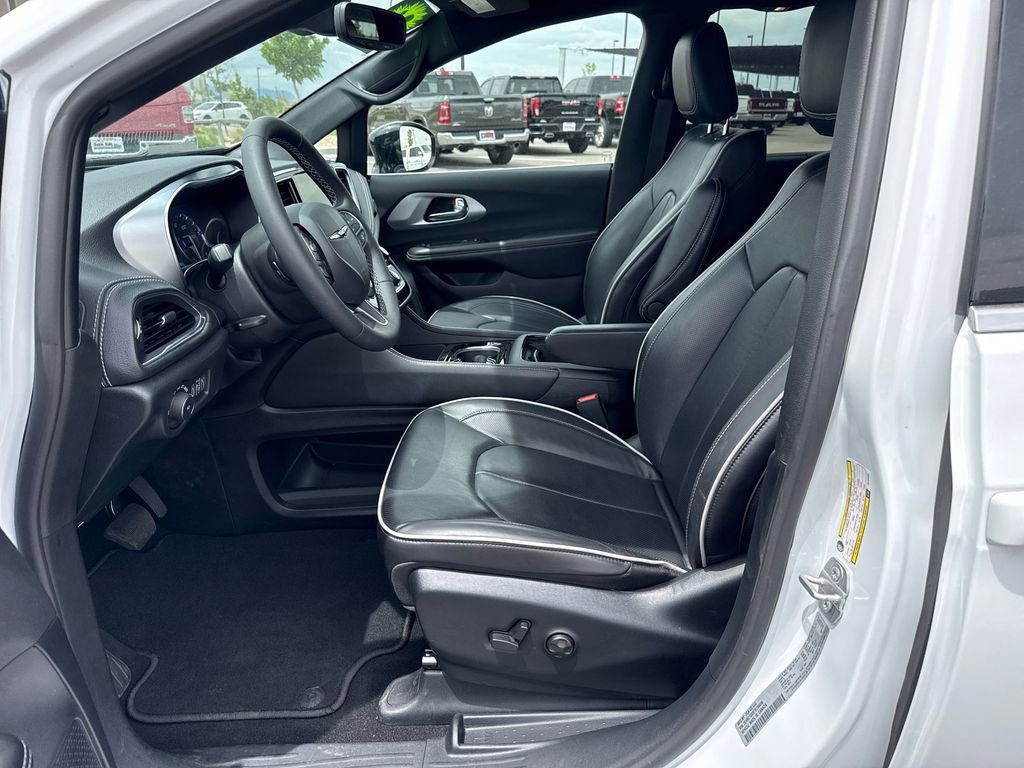 Used 2026 Chrysler Pacifica Limited FWD image 26