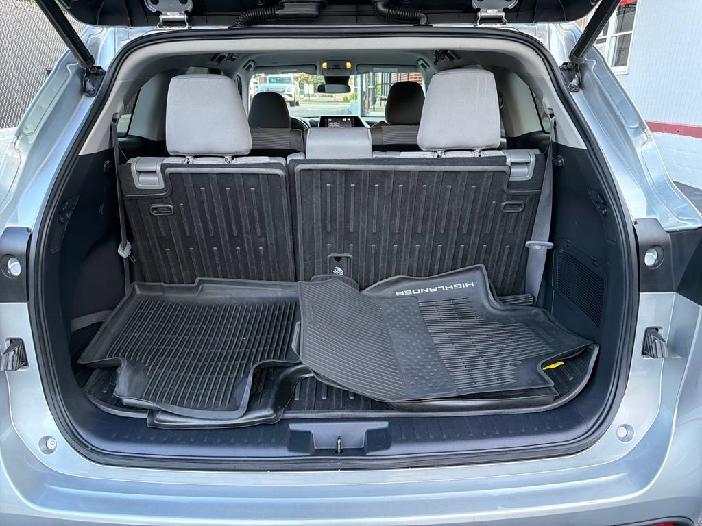 Used 2020 Toyota Highlander LE FWD image 12