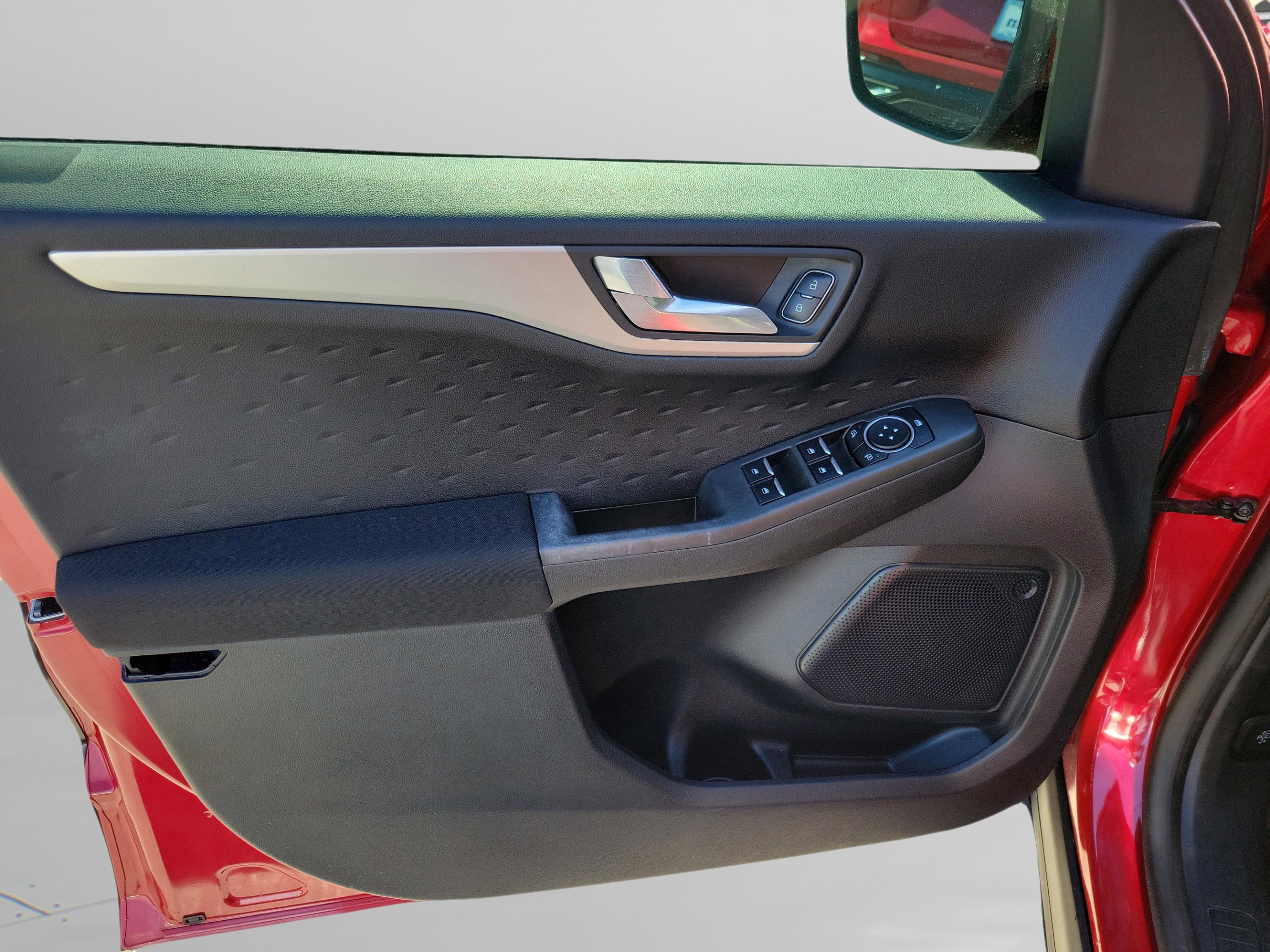 Used 2020 Ford Escape SE image 28