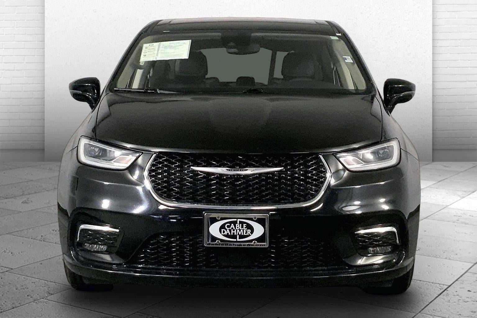 Used 2024 Chrysler Pacifica Touring-L FWD image 2