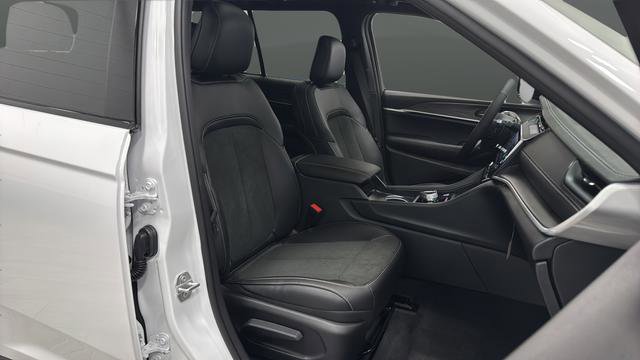 New 2026 Jeep Grand Cherokee Altitude AWD/4WD image 22