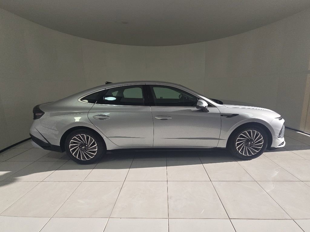 Used 2025 Hyundai Sonata SEL FWD image 4