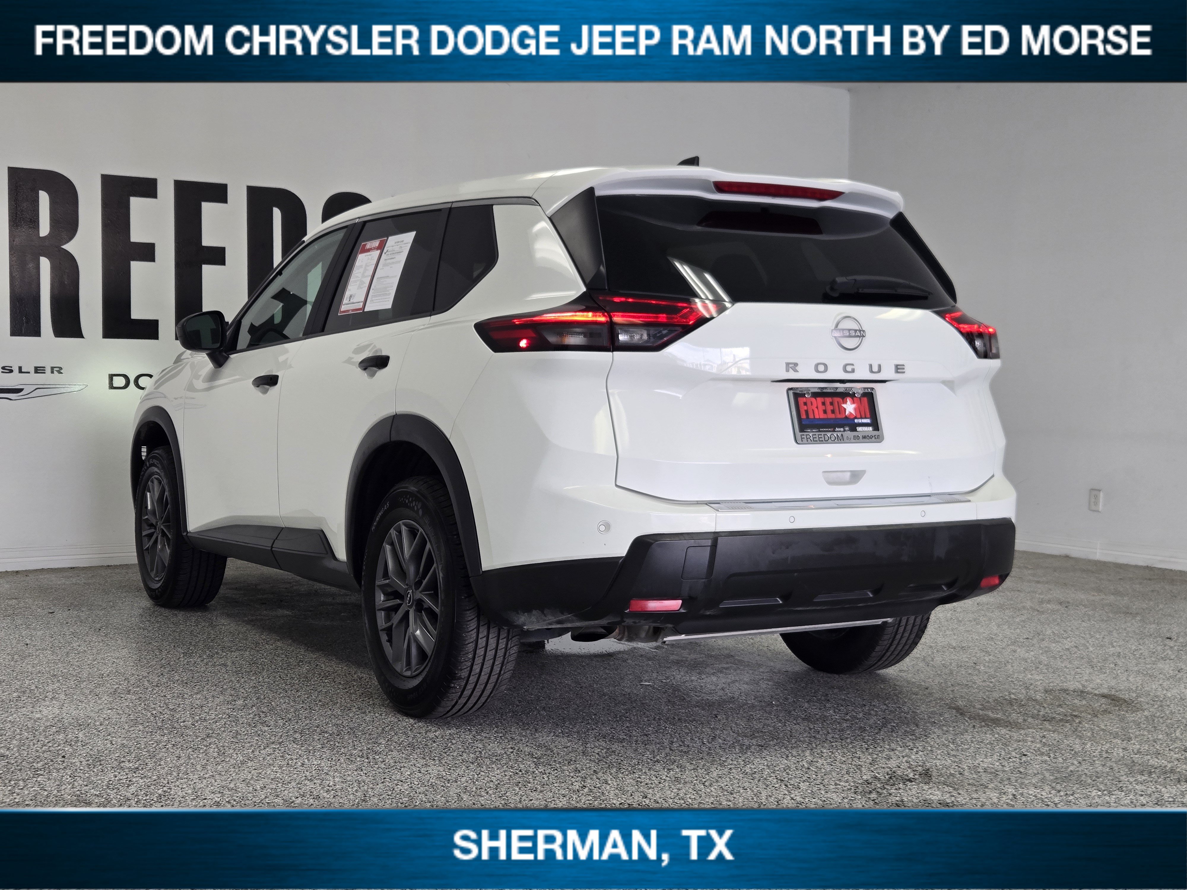 Used 2024 Nissan Rogue S FWD image 3