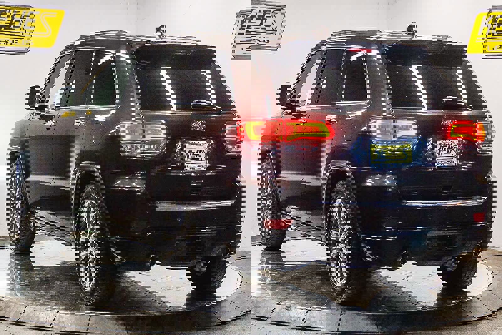 Used 2017 Jeep Grand Cherokee Overland image 2