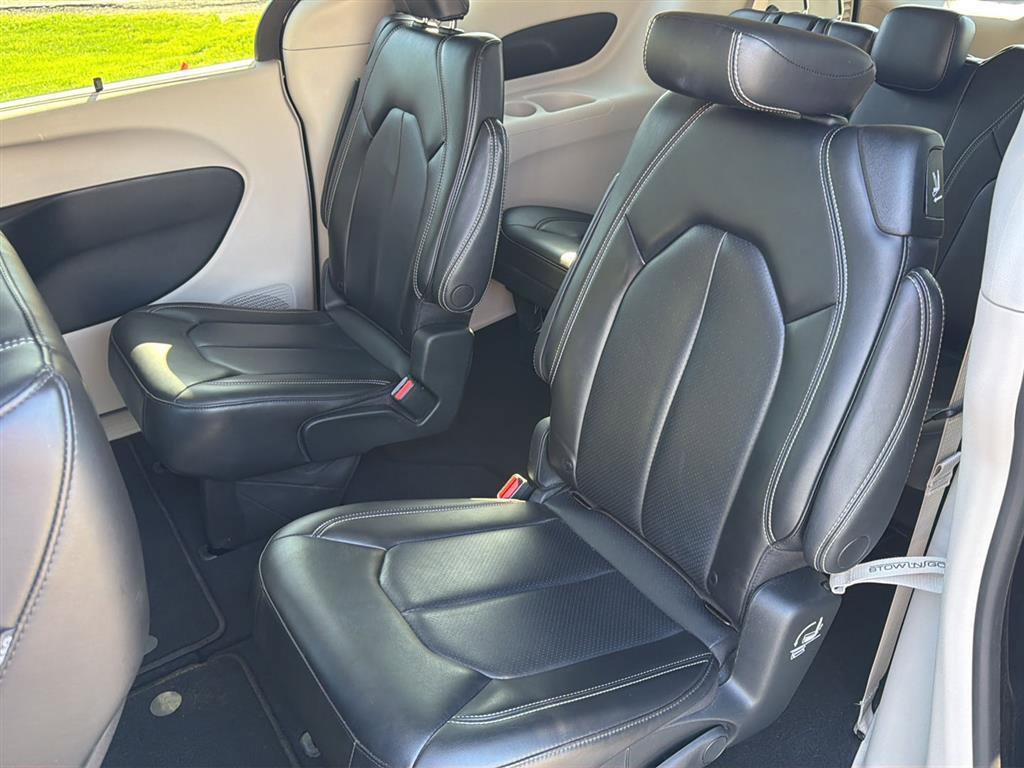 Used 2023 Chrysler Pacifica Touring-L image 6