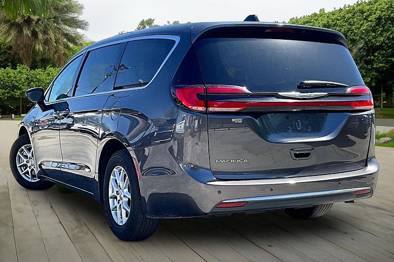 Used 2023 Chrysler Pacifica Touring-L image 11