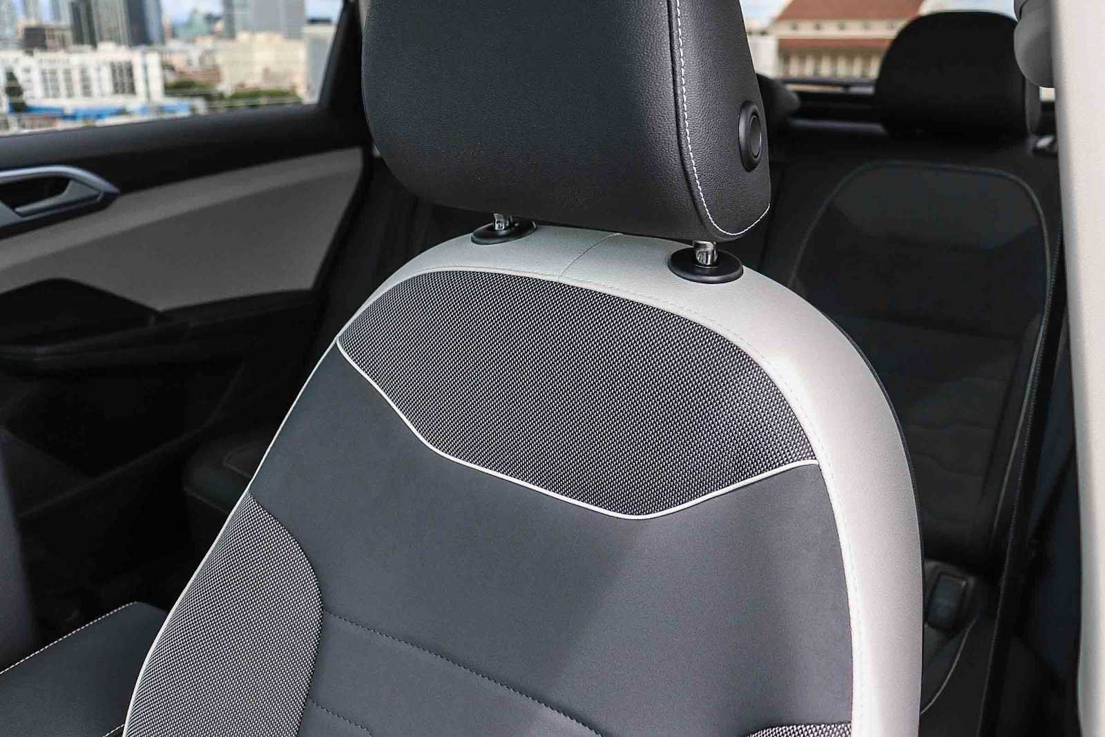 New 2025 Volkswagen Taos SE w/ Black Wheel Package FWD image 27