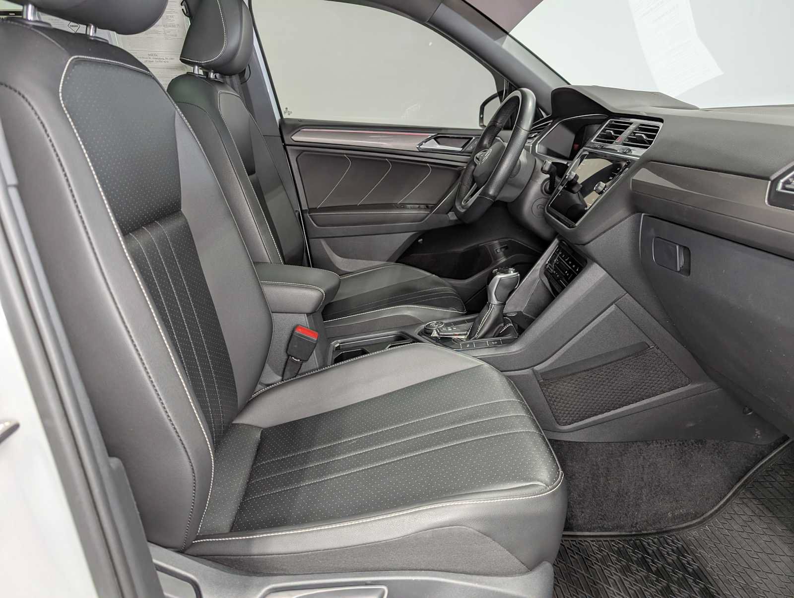Used 2022 Volkswagen Tiguan SE R-Line AWD/4WD image 44