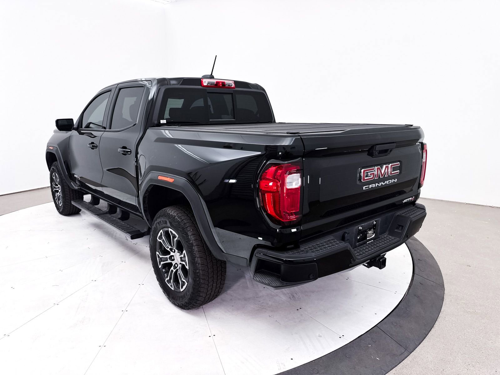 Used 2024 GMC Canyon AT4 w/ AT4 Premium Package AWD/4WD image 16