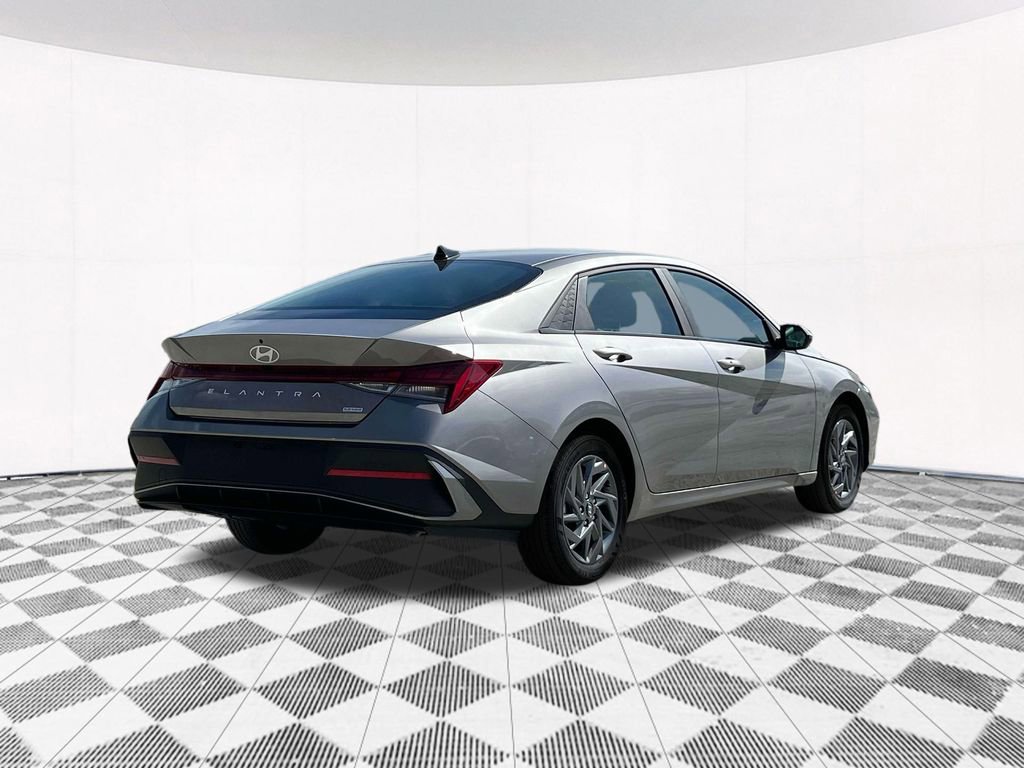 Used 2025 Hyundai Elantra Blue image 11