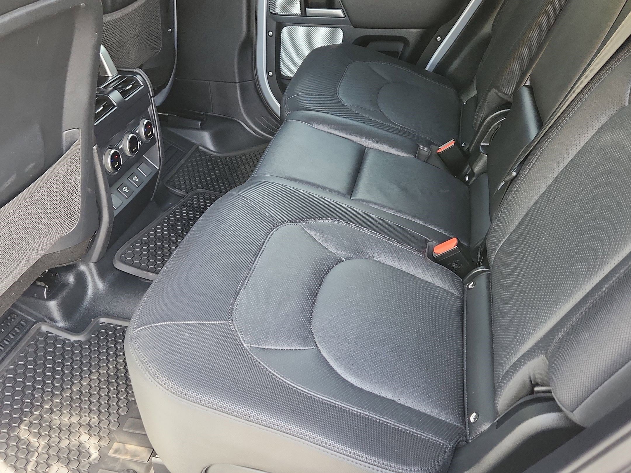 Certified 2024 Land Rover Defender 130 X-Dynamic SE image 21