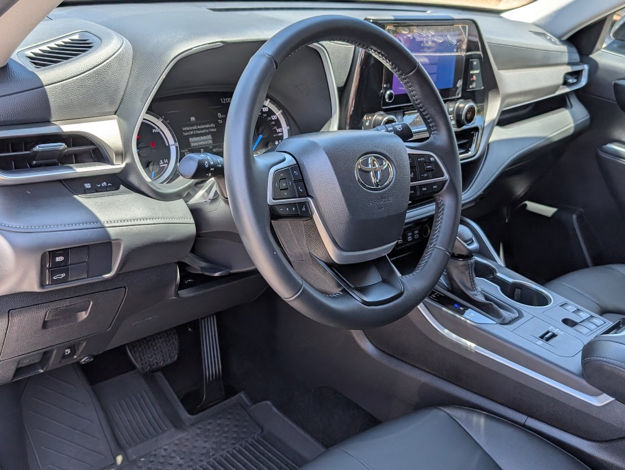 Used 2025 Toyota Highlander XLE image 15