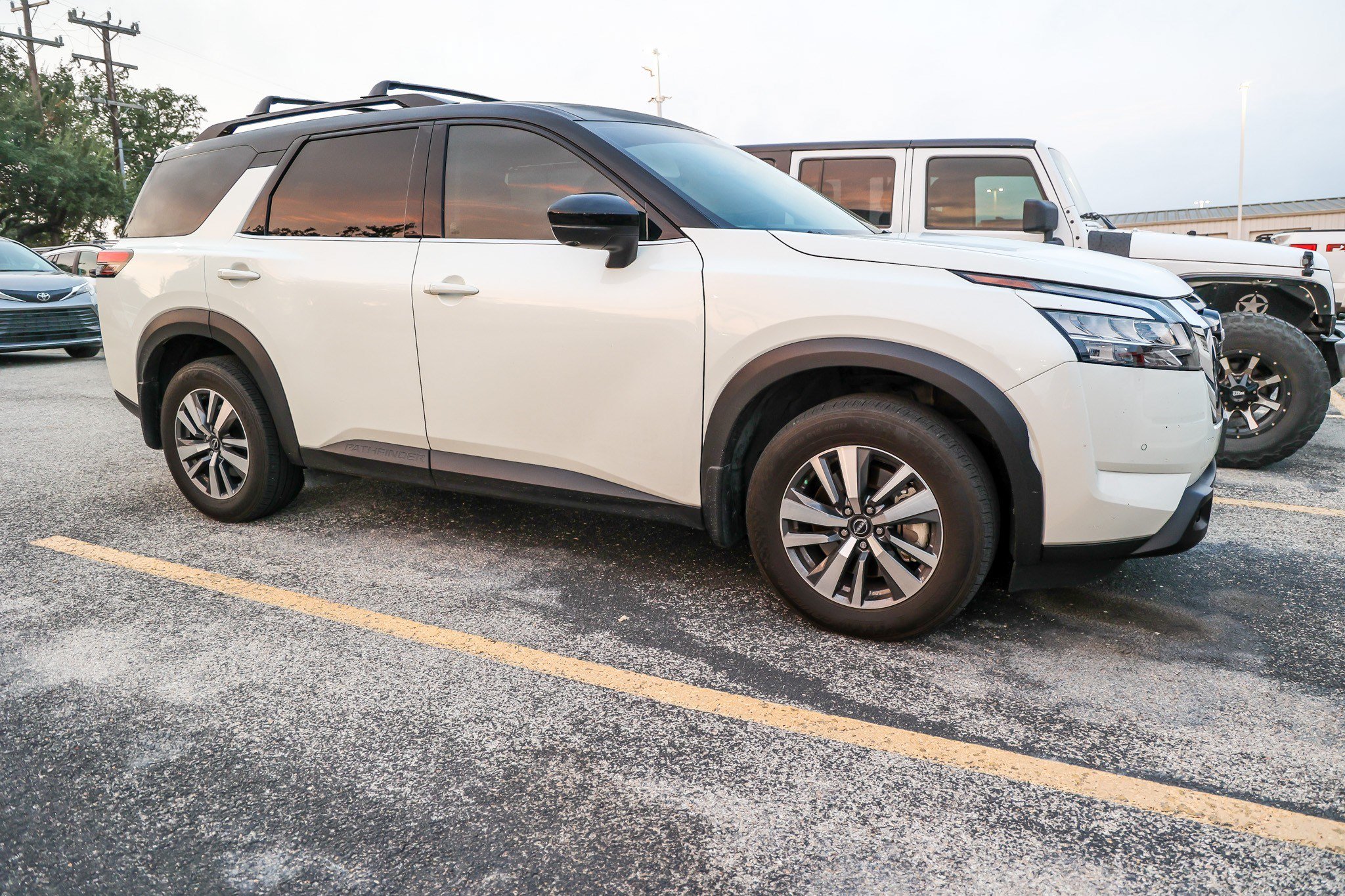 Used 2024 Nissan Pathfinder SL FWD image 7