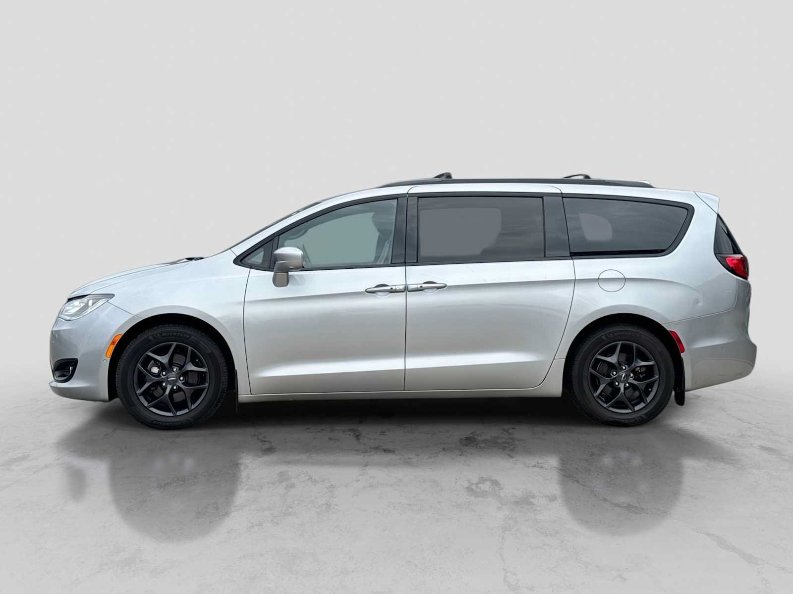 Used 2018 Chrysler Pacifica Touring-L w/ Advanced Safetytec Group FWD image 3