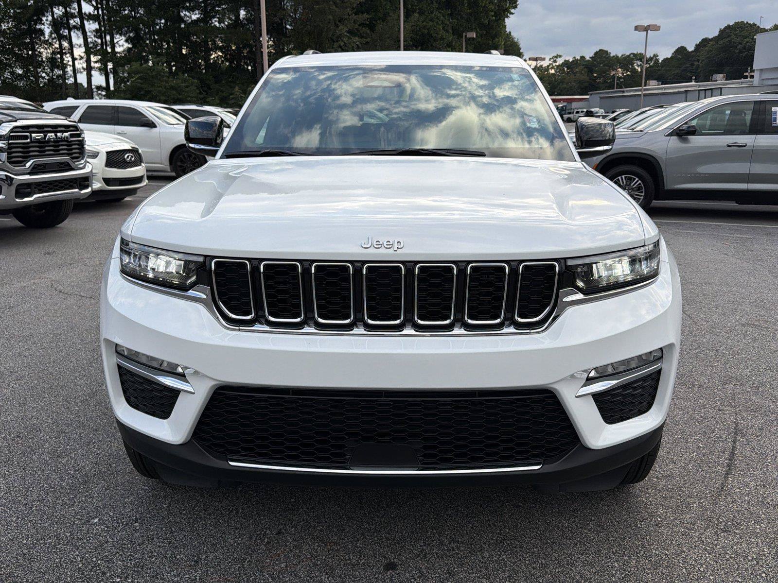 Used 2025 Jeep Grand Cherokee Limited AWD/4WD image 3