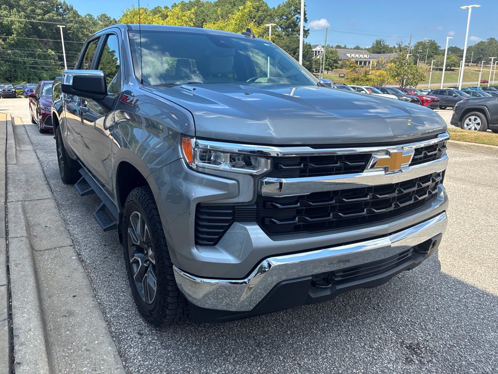 Used 2024 Chevrolet Silverado 1500 LT w/ Z71 Off-Road Package AWD/4WD image 4