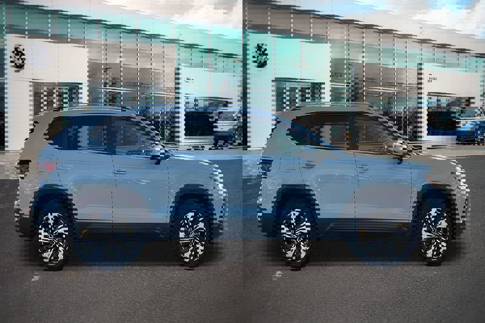 Used 2025 Volkswagen Taos SE w/ Panoramic Sunroof Package image 4